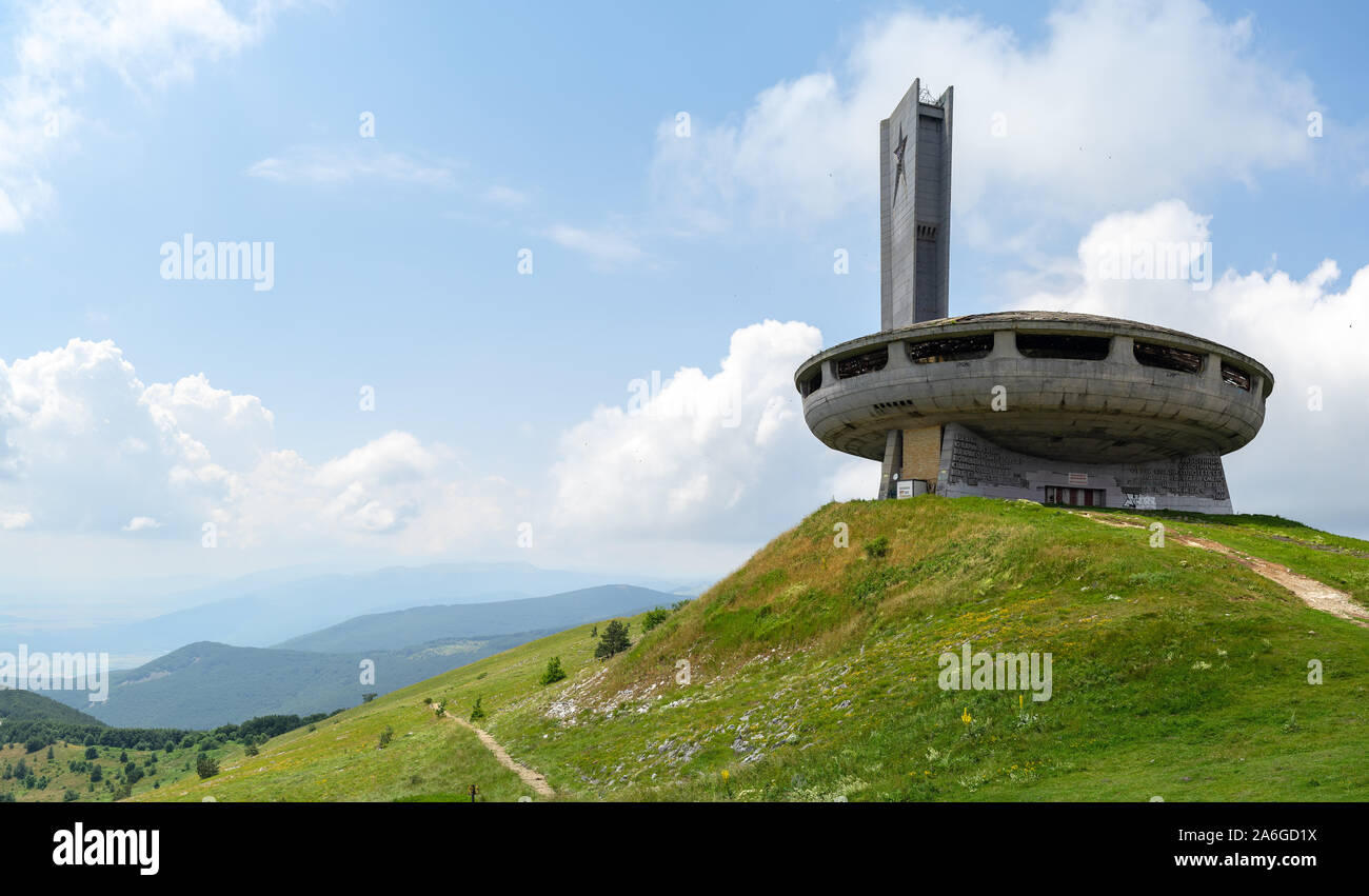 Das Denkmal der bulgarischen Kommunistischen Partei an der Spitze des Buzludzha Balkan Bergkette. Stockfoto