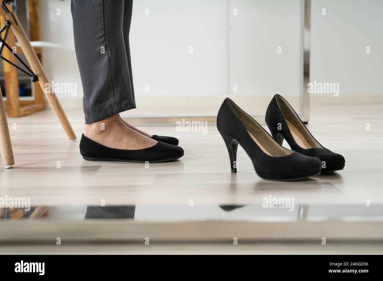 Geschäftsfrau geändert Mehr bequeme Schuhe im Büro Stockfoto