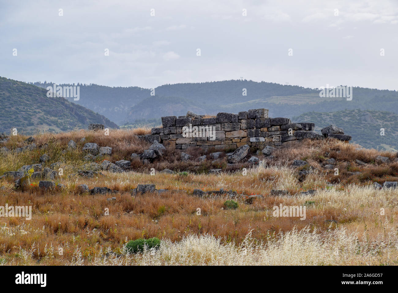 Antike Ruinen und Kalkstein in Hierapolis, Türkei. Antike Antike Stadt. Stockfoto