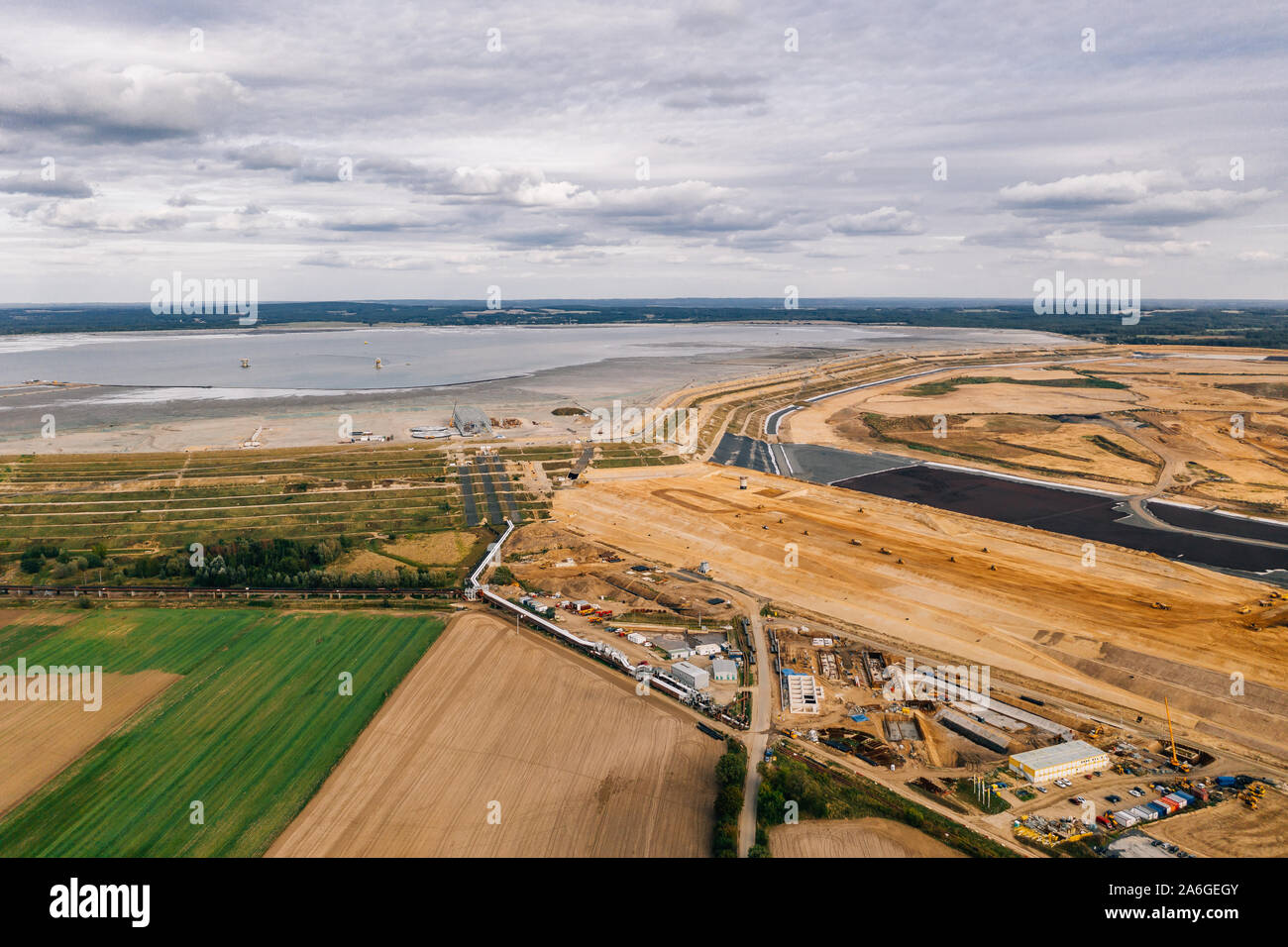 Luftdronfotografie einer riesigen Sandgruben-Baustelle. Stockfoto