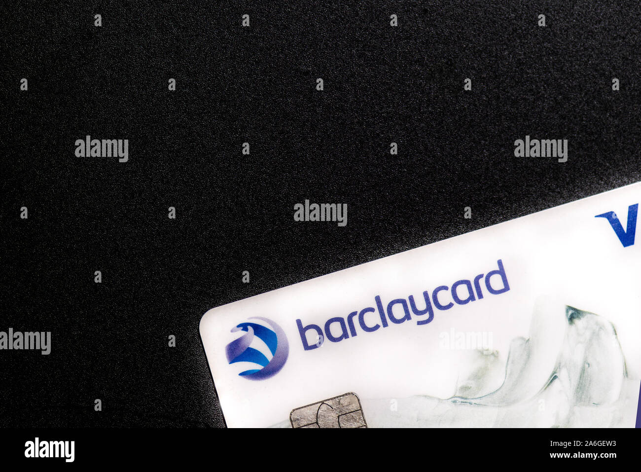 Barclaycard Platinum Kreditkarte, kontaktlos mit Chip und Pin auf einem schwarzen Hintergrund, die bargeldlose Gesellschaft Stockfoto