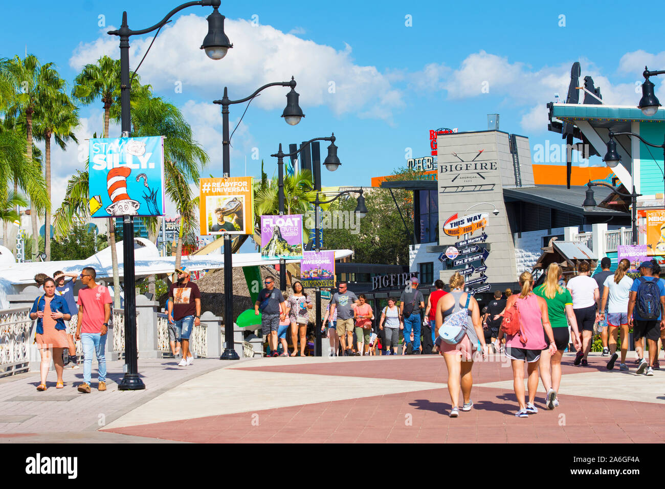 Leute, Touristen zu Fuß entlang der City Walk in Universal Studios Resort, Orlando, Florida, USA Stockfoto