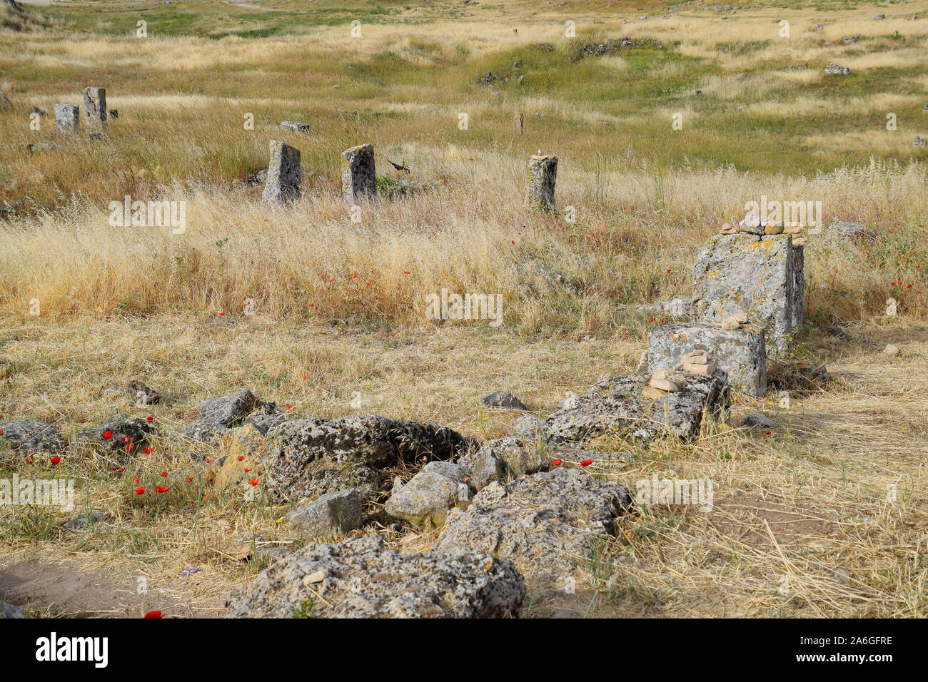 Fragmente von alten Gebäuden, die Ruinen der antiken Stadt Hierapolis. Steinblöcke mit Spuren von Stein Bearbeitung. Stockfoto