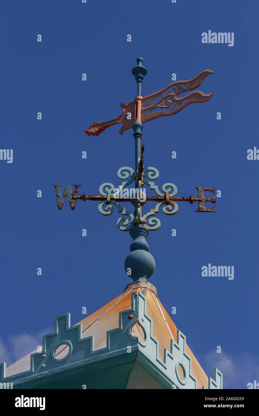 Weathervane und rostiges Dach Stockfoto