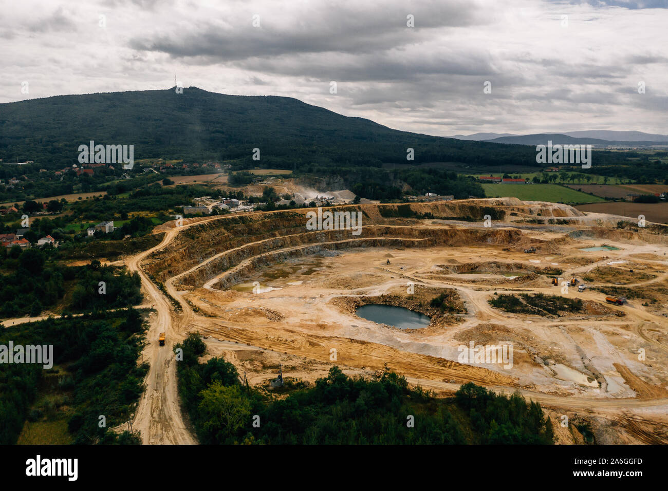 Luftdronfotografie eines Bergbaustandorts. Stockfoto