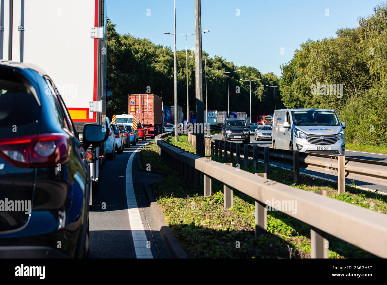 Warteschlangen auf den A500 Autobahn wegen eines Unfalls weiter voraus, Staus und Verzögerungen auf der dual Schlitten weg Stockfoto