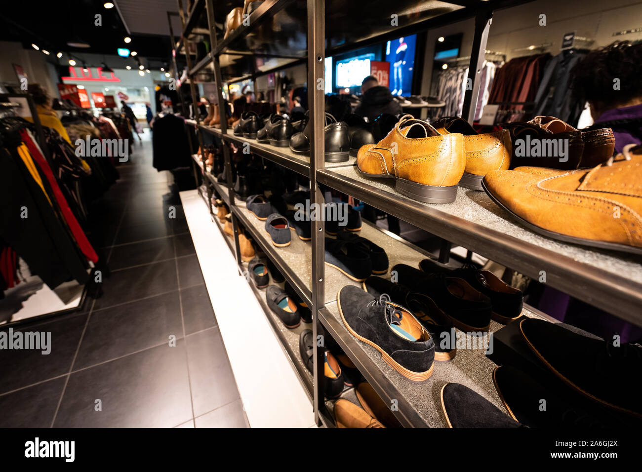 Reihen von Smart mens Schuhe zum Verkauf an Weihnachten, an der Intu Potteries Shopping Center, Revier, das Einkaufszentrum in der Innenstadt Stockfoto