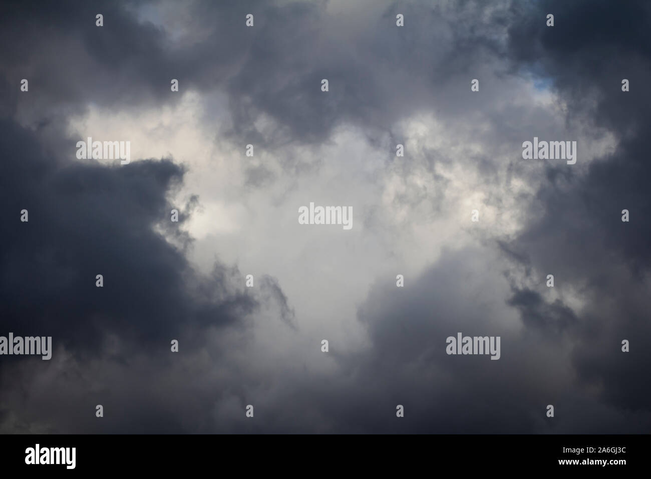 Dunkelgraue Sturmwolken am dramatischen Himmel Stockfoto