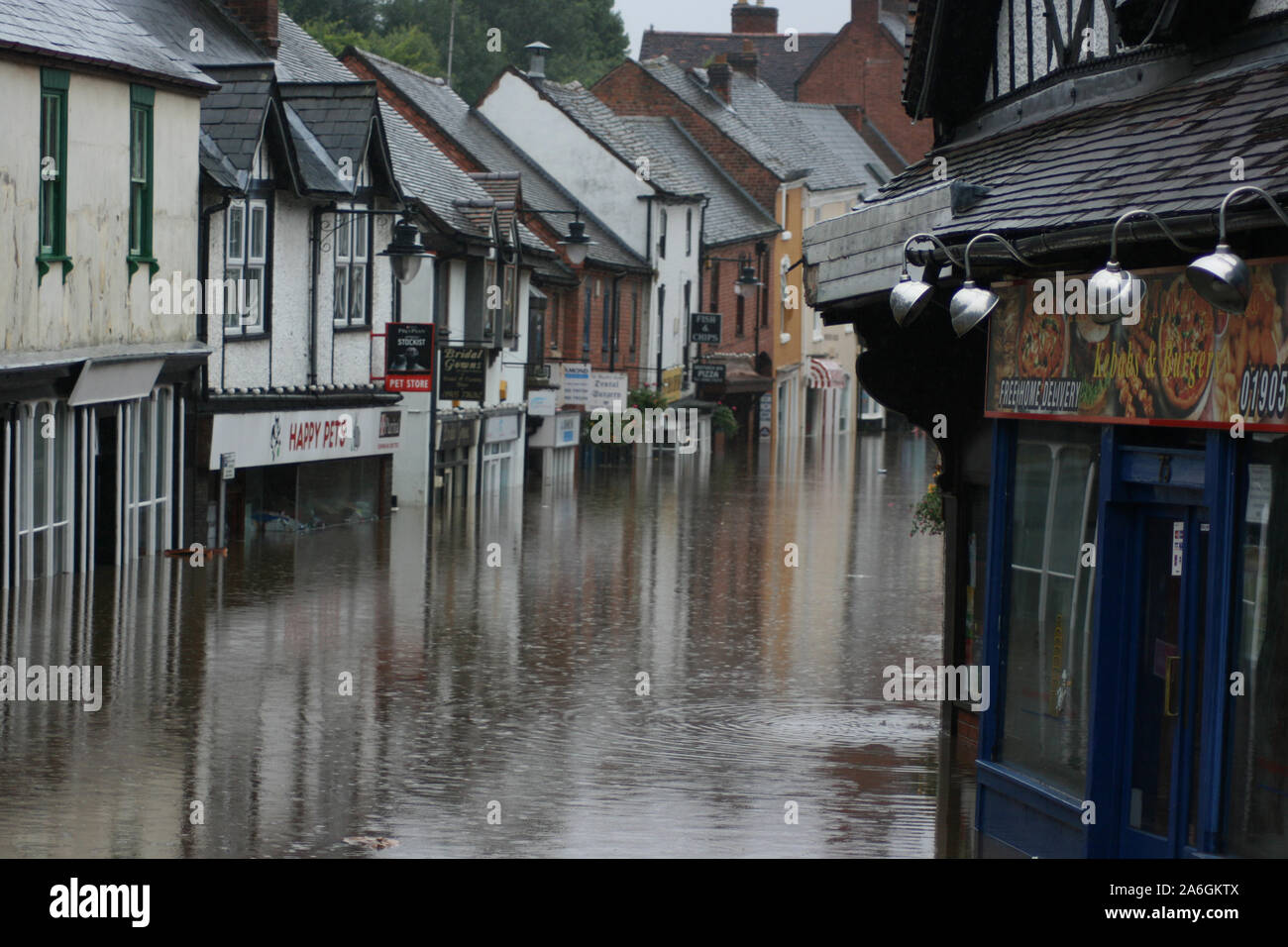 Klimawandel, Droitwich Spa, Worcester, England, Vereinigtes Königreich, 21/07/2017 . Überflutete High Street, in der Nähe, Kanal und Fluss Salwarpe platzen seine Ufer Stockfoto