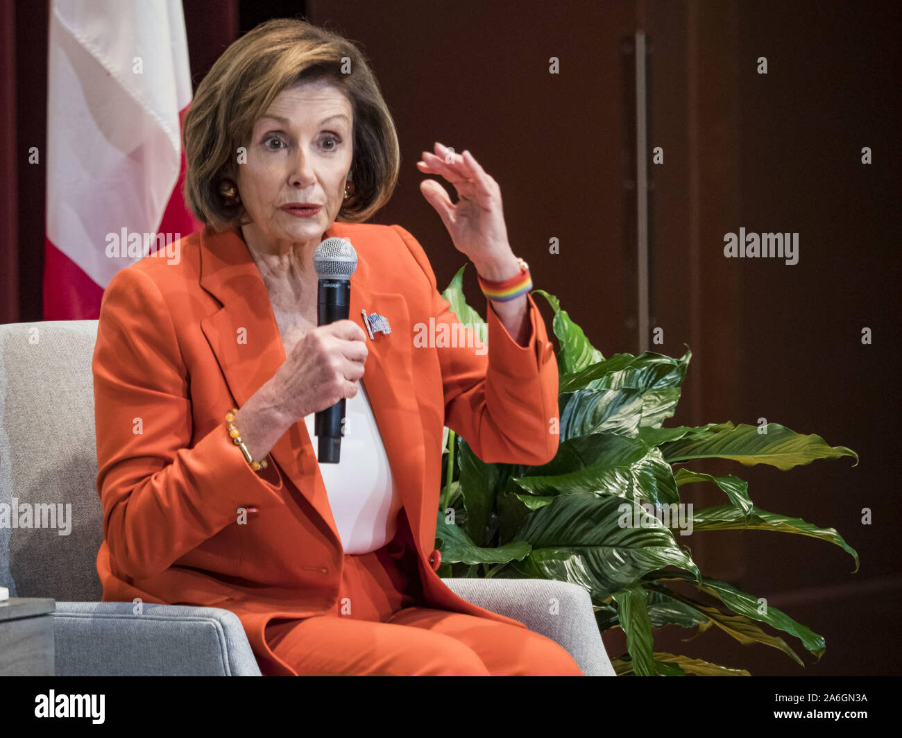 Des Moines, Iowa, USA. 26 Okt, 2019. Kongressabgeordnete Nancy Pelosi (D-CA), Sprecher des Repräsentantenhauses, spricht nach Iowa Demokraten an der Drake University. Lautsprecher Pelosi sprach über ihre Erfahrungen als Sprecher des Hauses nach der Demokraten im Repräsentantenhaus zurück nahm im Jahr 2018 midterm Wahlen. Credit: Jack Kurtz/ZUMA Draht/Alamy leben Nachrichten Stockfoto