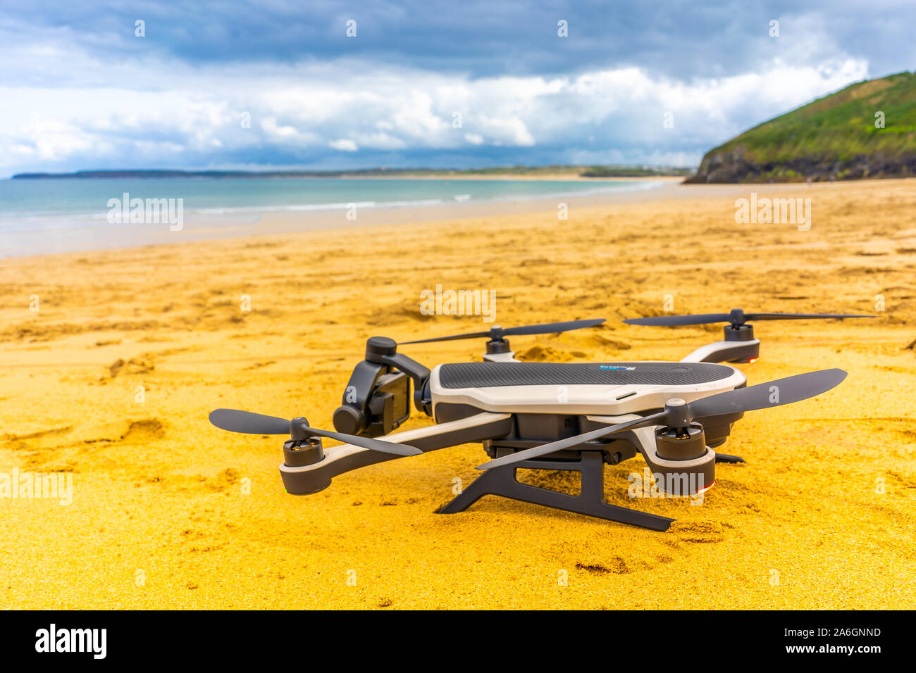 GoPro Karma drone bereit, weg von einem Sandstrand der schönen Strand, Action Kamera und Antenne drone Stockfoto