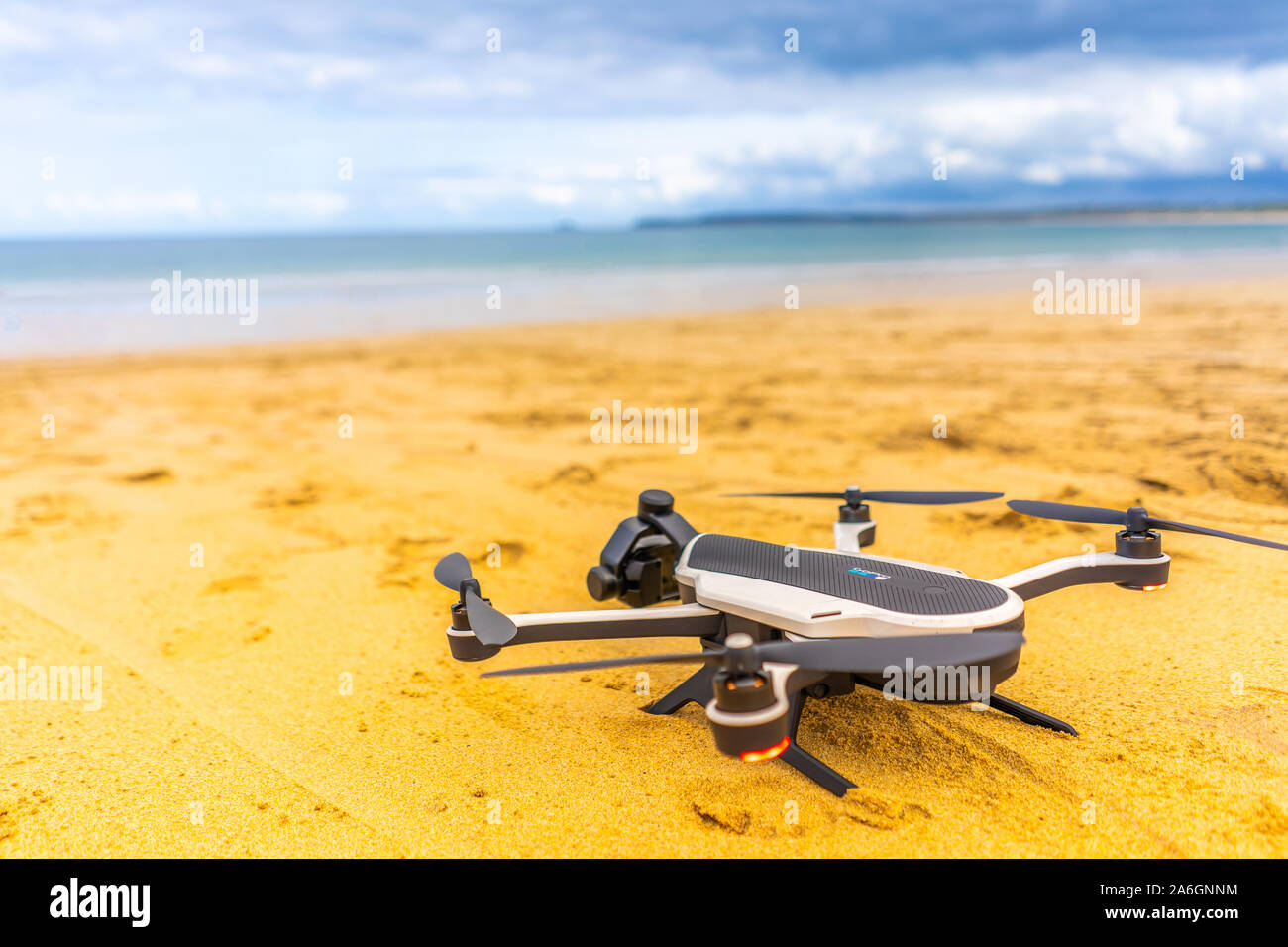 GoPro Karma drone bereit, weg von einem Sandstrand der schönen Strand, Action Kamera und Antenne drone Stockfoto