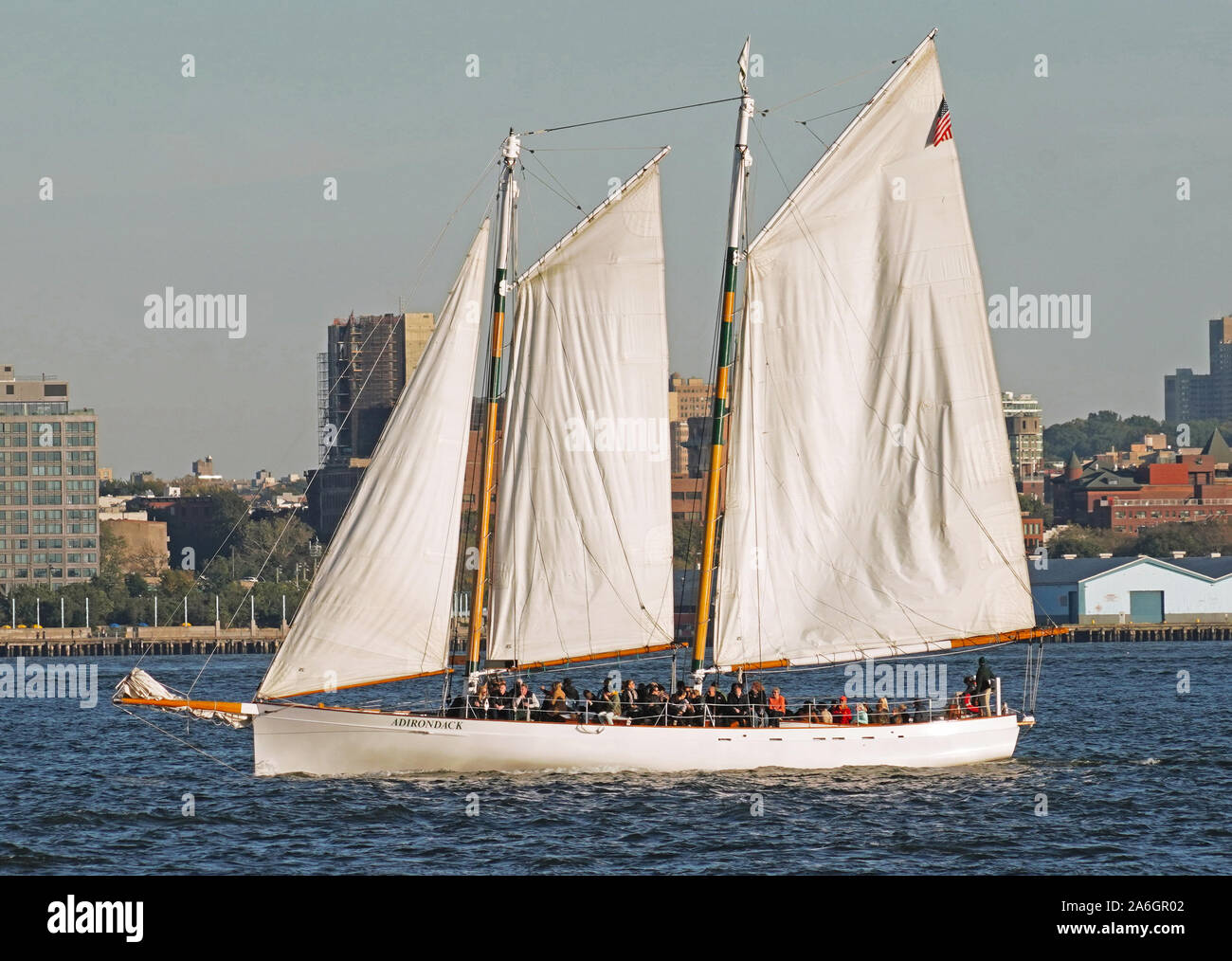 Schoner Adirondack Segeln in den Hafen von New York auf Sightseeing Kreuzfahrt. Stockfoto