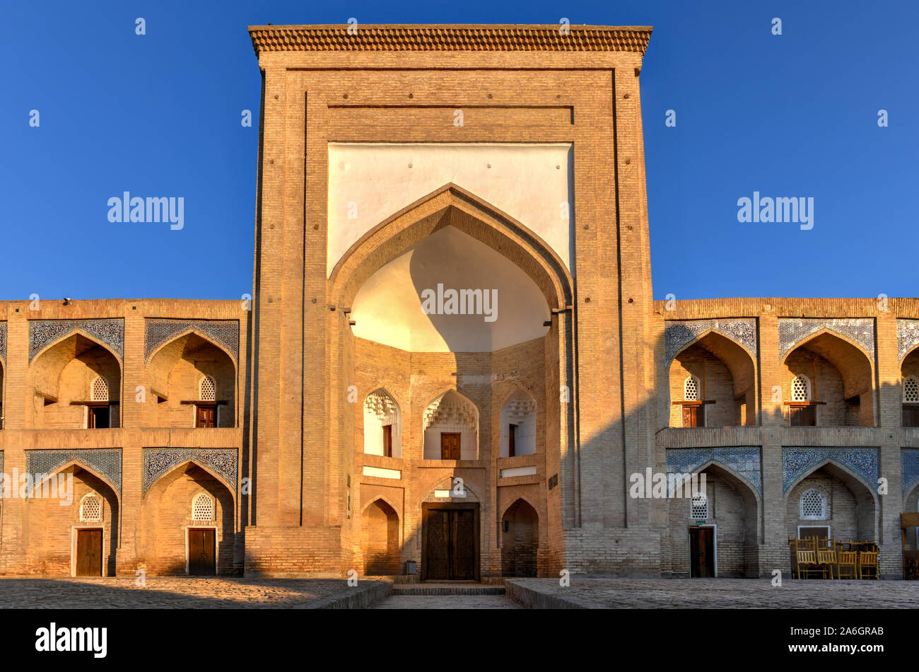 Kutlug-Murad Inaka Madrasa in Chiwa, Usbekistan. Die medrese von Kutlug-Murad - inak war der erste zweistöckige Medrese in Chiwa. Stockfoto