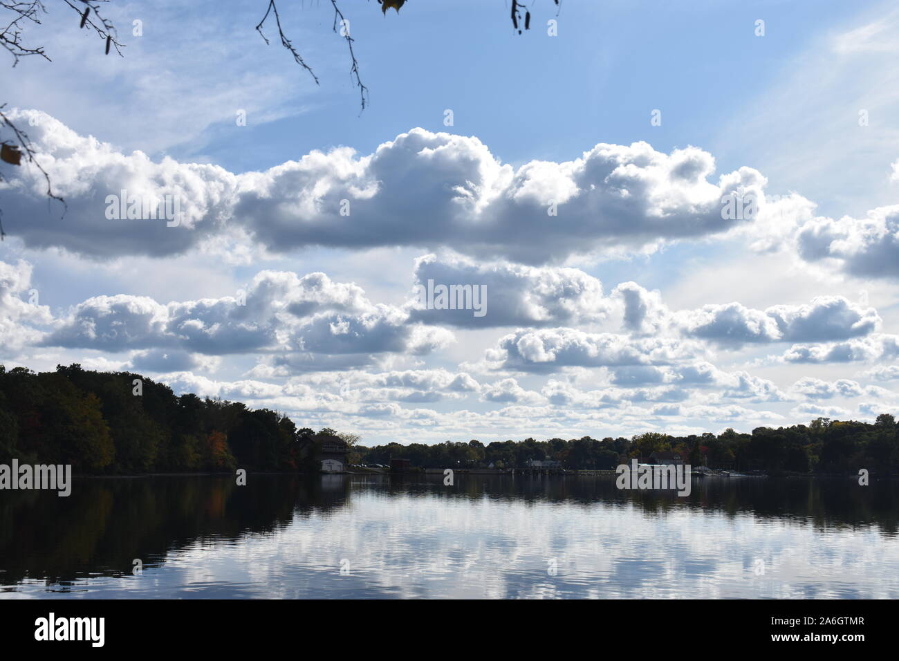 Eine leichte Brise sendet Wellen zu den ruhigen Wassern des mystischen See in Arlington, MA, mit reflektierenden cumulus Wolken über dem See Wasser. -08 Stockfoto