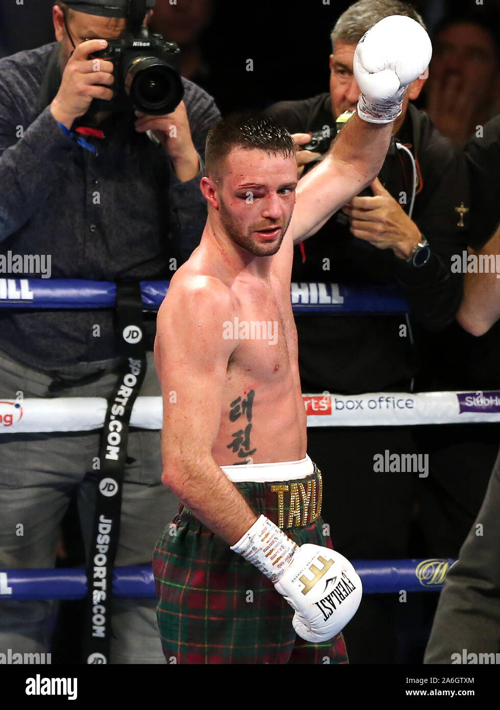 Josh Taylor feiert den Gewinn der Super-leichte Vereinigung in der O2 Arena in London. Stockfoto