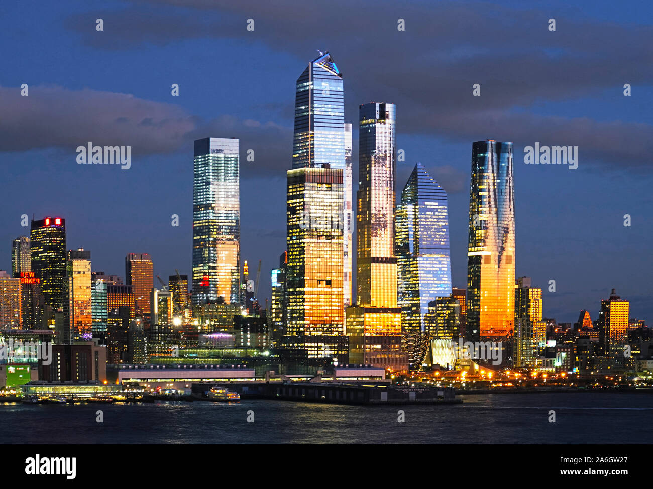 New York City Skyline von Manhattan bei Nacht. Stockfoto