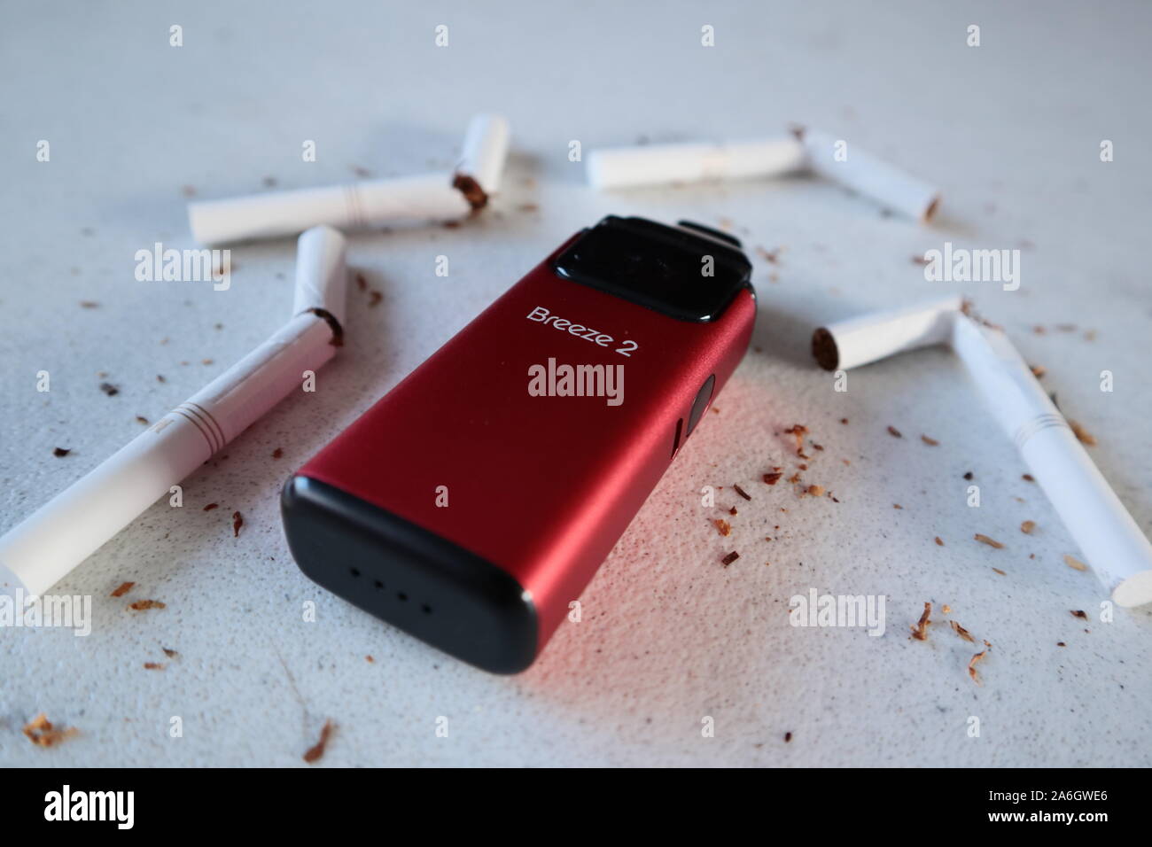 Vape Gerät Elektronische Zigarette aspire Brise, als Raucher alternative  mit gebrochenen Marlboro Gold Zigaretten und Tabak auf weiße strukturierte  Ba Stockfotografie