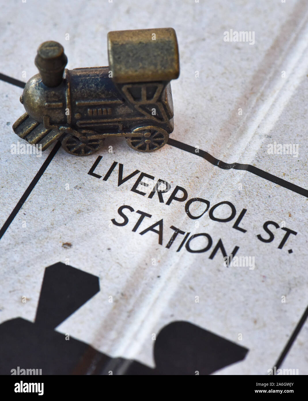 Ein Spieler mit dem Zug Stück landet auf der Liverpool Street Station im Brettspiel Monopoly Stockfoto