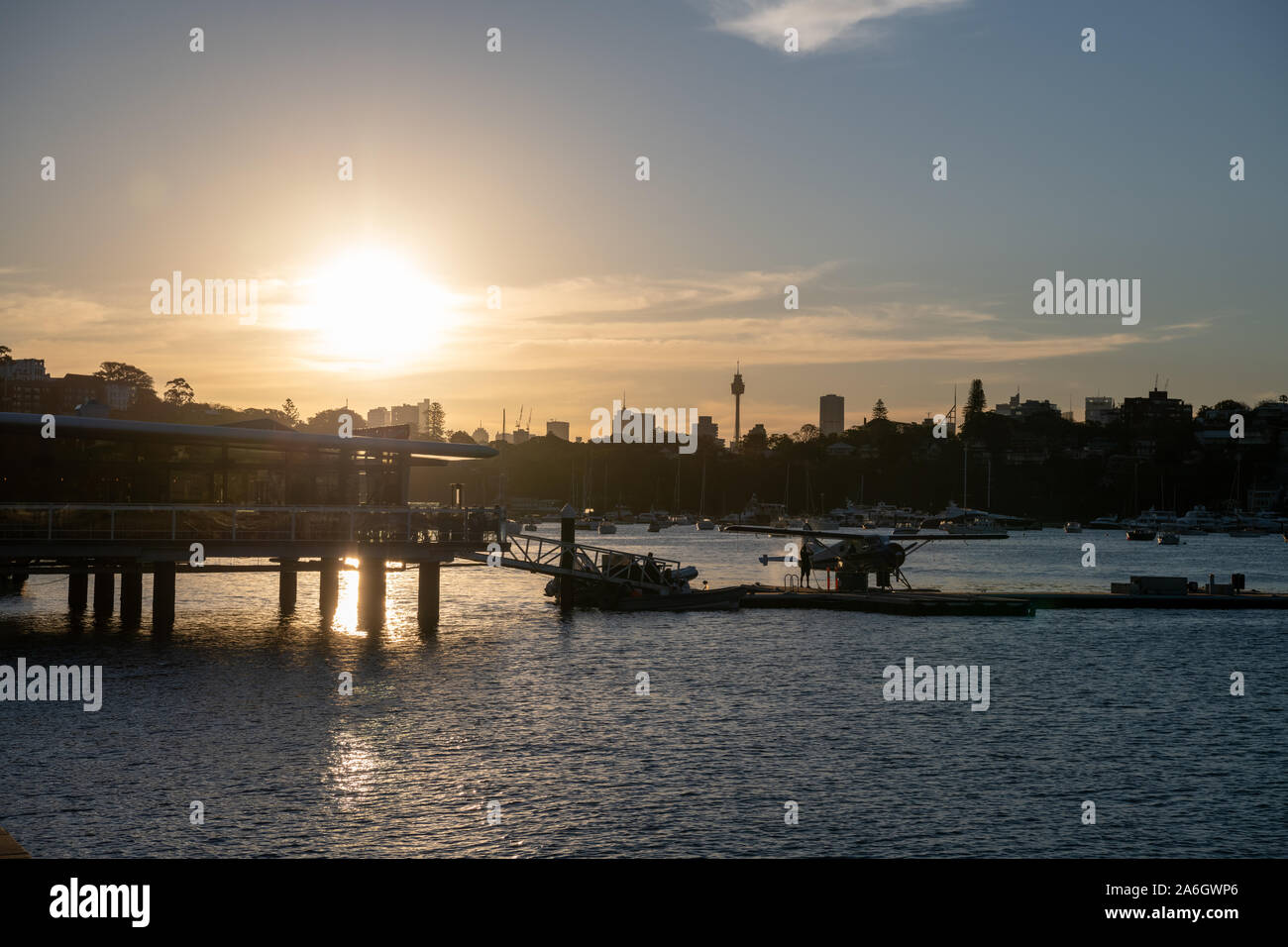 Sydney, NSW, Australia-Oct 20, 2019: Blick über Sydney Flugzeuge Rose Bay Terminal und Wasserflugzeuge mit Sonnenuntergang im Hintergrund in Rose Bay, Australien Stockfoto