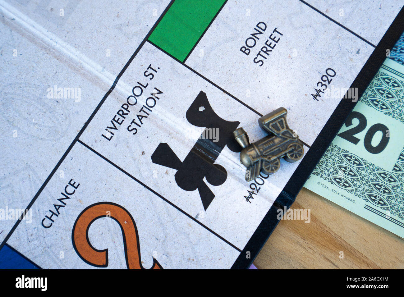 Ein Spieler mit dem Zug Stück landet auf der Liverpool Street Station im Brettspiel Monopoly Stockfoto
