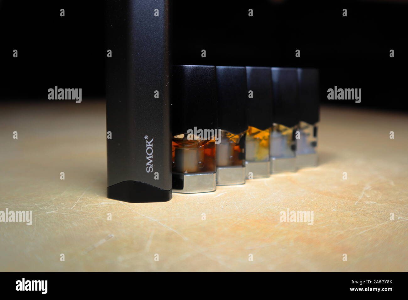 Smok Infinix nachfüllbar Pod vape pen Elektronische Zigarette mit Hülsen mit e-Säfte mit verschiedenen Schattierungen von Orange in einem Farbverlauf angeordnet, isolieren Stockfoto
