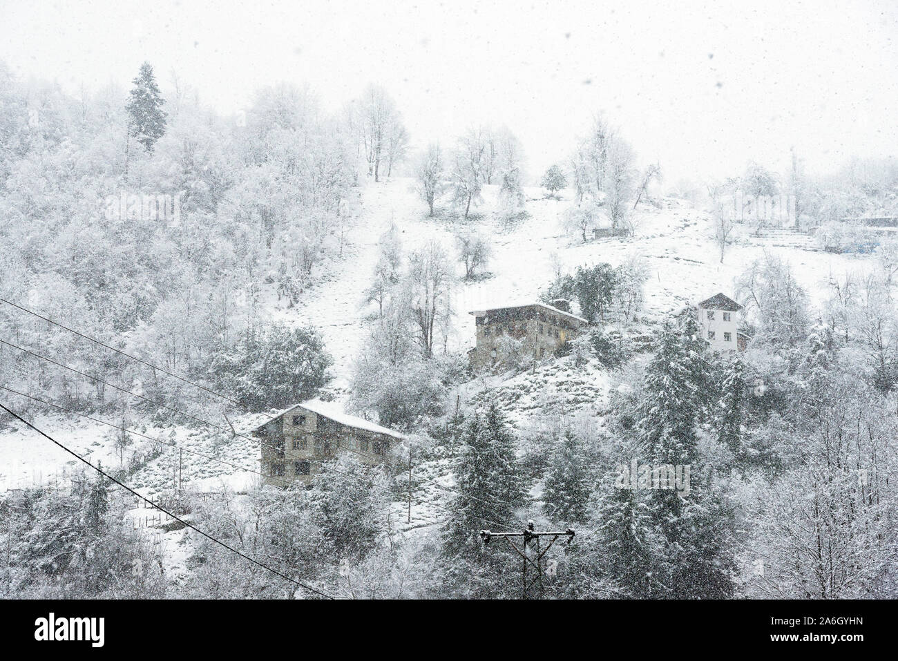 Häuser unter Blizzard im Winter. Camlihemsin Rize Türkei. Stockfoto