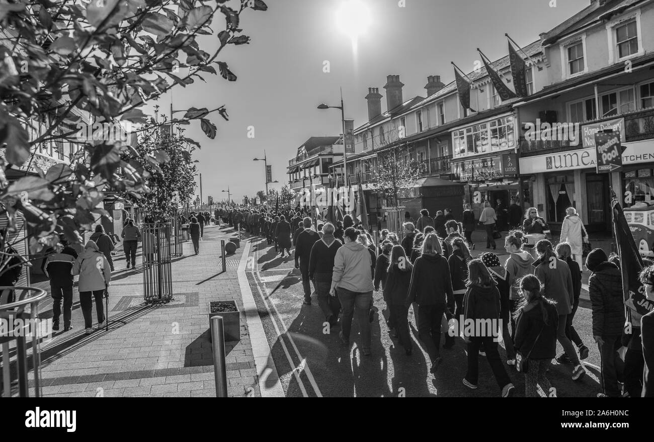 Clacton on Sea, Essex, Veteranen mit Medaillen und Trauernde stehen am Tag der Zeremonie zu erinnern Sie sich an die Gefallenen der Kriege, die durch gegangen Stockfoto