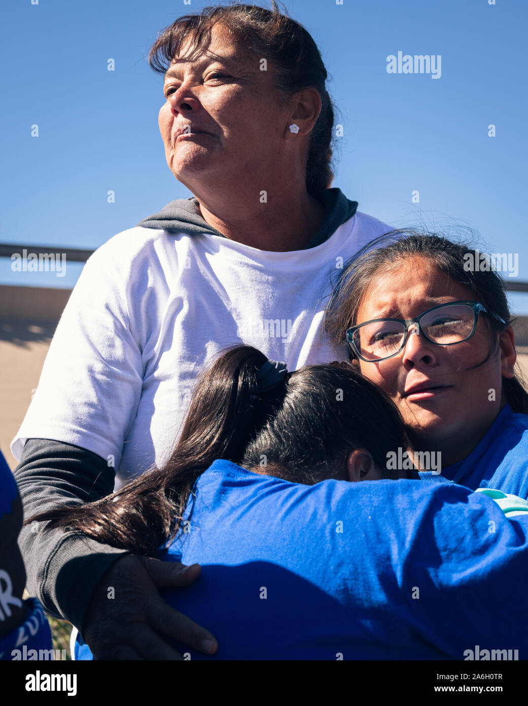 El Paso, USA. 26 Okt, 2019. Getrennten Familien für drei Minuten in der Mitte des Rio Grande zwischen El Paso, Texas und Ciudad Juarez, Chihuahua am 26. Oktober 2019 anzunehmen. Foto von Justin Hamel/UPI Quelle: UPI/Alamy leben Nachrichten Stockfoto