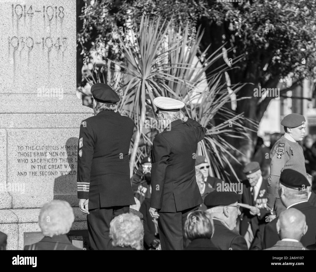 Clacton on Sea, Essex, Veteranen mit Medaillen und Trauernde stehen am Tag der Zeremonie zu erinnern Sie sich an die Gefallenen der Kriege, die durch gegangen Stockfoto