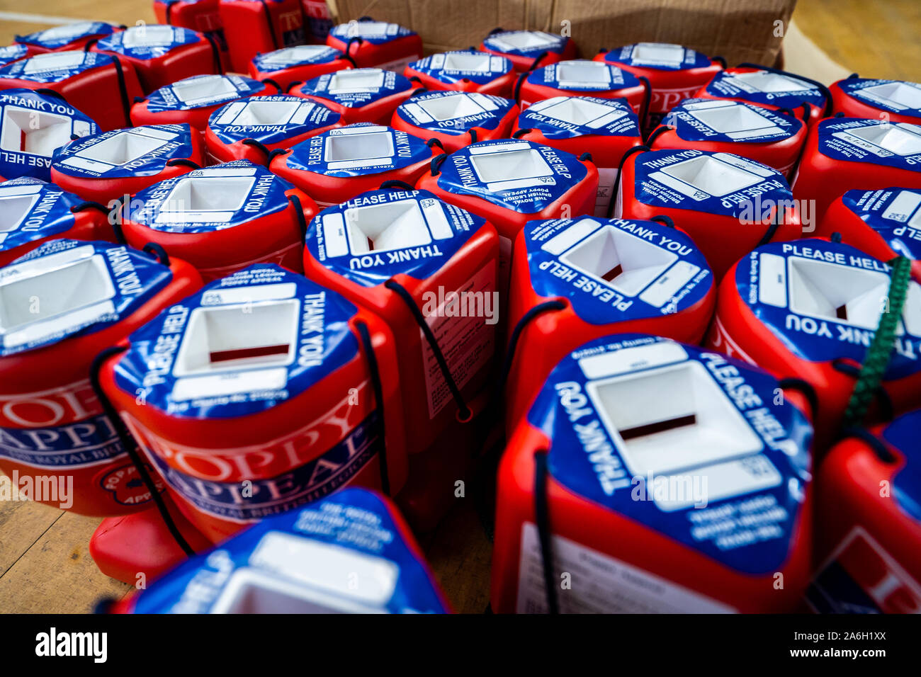 Spende Dosen für die Royal British Legion Poppy Appell an einem geheimen Ort gesammelt und von Freiwilligen, Erinnerung gezählt, RBL Stockfoto