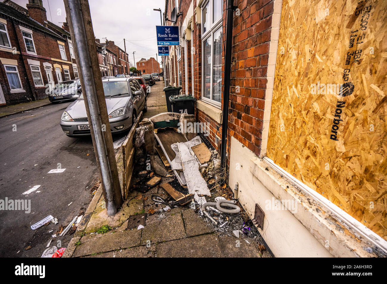 Abfall und Kippen in den Gassen der von Armut geplagten Reihenhäuser Bereich von Tunstall gedumpten Fliegen, Kunststoff Umweltverschmutzung, Stoke-on-Trent, Stockfoto