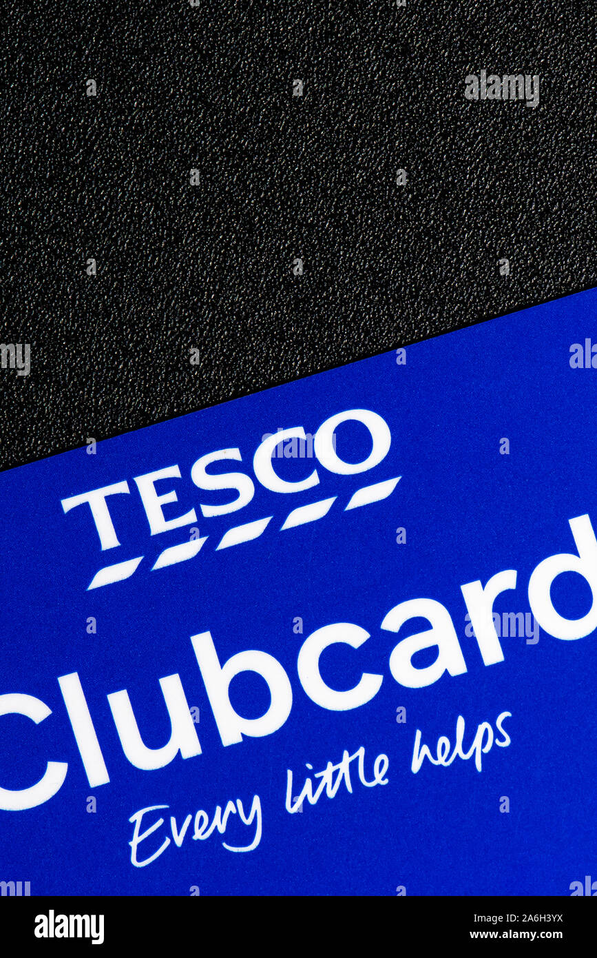 Die neuen Tesco clubcard, kontaktlose, isoliert und auf einem schwarzen strukturierten Hintergrund Stockfoto