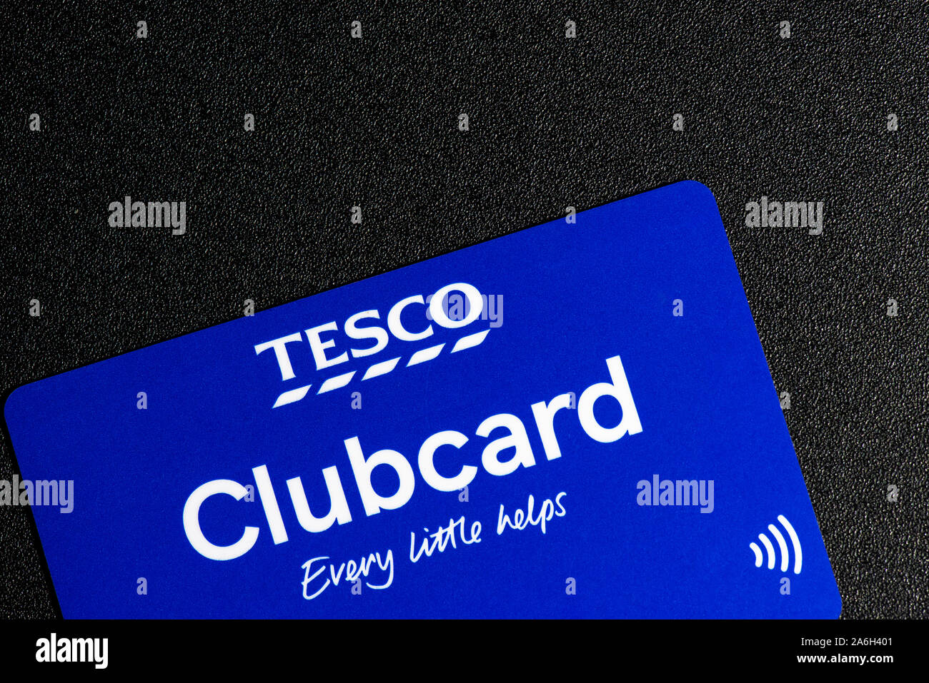 Die neuen Tesco clubcard, kontaktlose, isoliert und auf einem schwarzen strukturierten Hintergrund Stockfoto