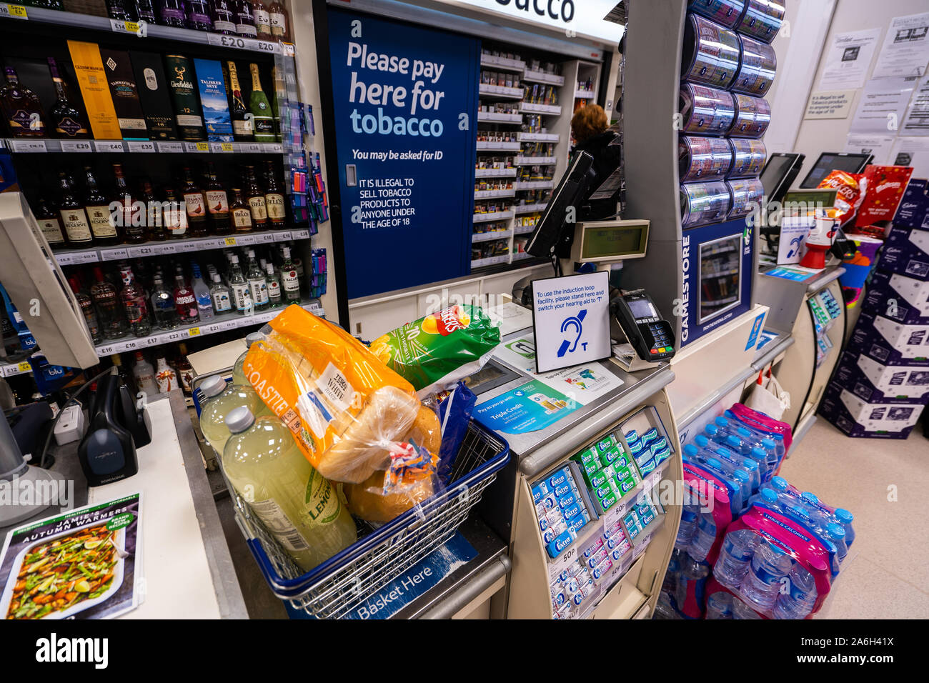 Ein Korb voller Shopping warten an den örtlichen Tesco, um bedient zu werden, Shop Stockfoto