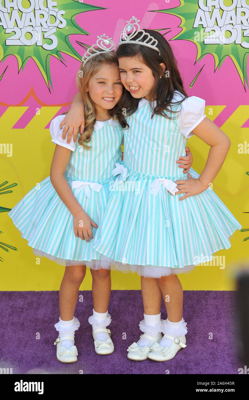 LOS ANGELES, Ca. März 23, 2013: Sofia Gnade Brownlee & Rosie Mcclennand auf der 26. jährlichen Nickelodeon Kids' Choice Awards am Galen Center, Los Angeles. © 2013 Paul Smith/Featureflash Stockfoto