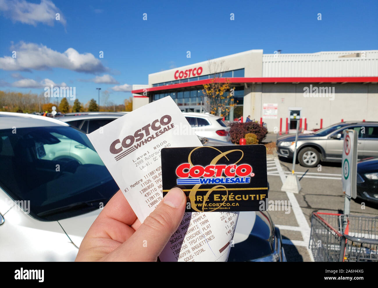 Montreal, Kanada - 26. Oktober 2019: eine Hand mit einem Eingang und Costco Mitgliedskarte Costco Lager. Costco ist ein amerikanisches Unternehmen, das Stockfoto