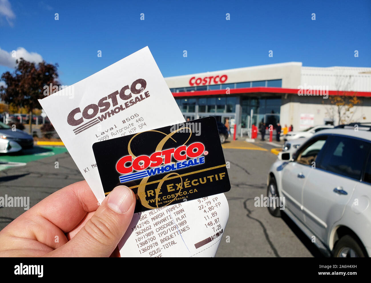 Montreal, Kanada - 26. Oktober 2019: eine Hand mit einem Eingang und Costco Mitgliedskarte Costco Lager. Costco ist ein amerikanisches Unternehmen, das Stockfoto