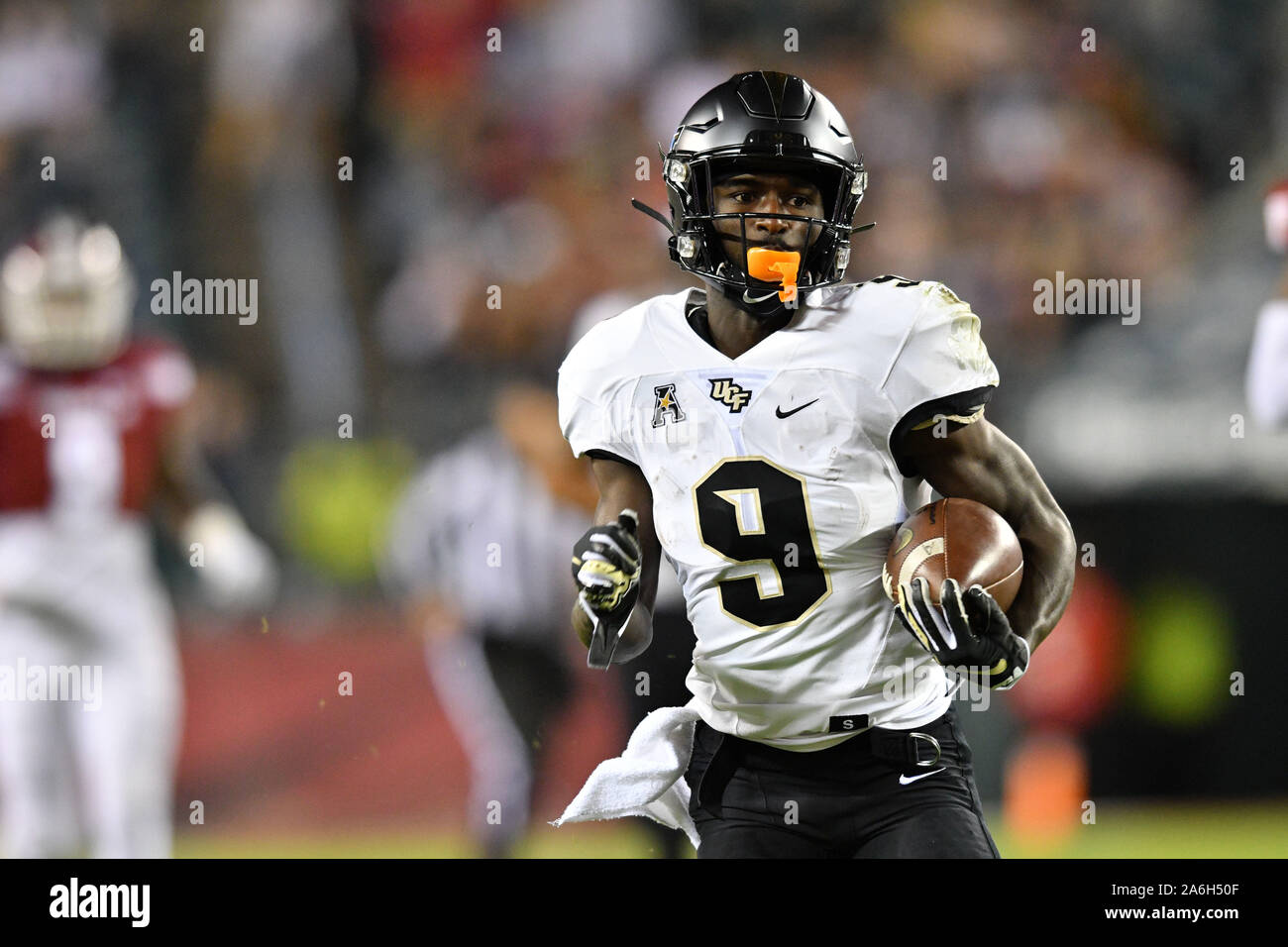 Philadelphia, Pennsylvania, USA. 26 Okt, 2019. UCF Ritter zurück läuft, ADRIAN KILLINS JR. (9) Läuft in das Feld "Öffnen" den Weg zu einem 48 Yard Touchdown während der Fußball Spiel laufen am Lincoln Financial Field in Philadelphia gespielt. UCF führt Tempel 21-7 in der ersten Hälfte. Credit: Ken Inness/ZUMA Draht/Alamy leben Nachrichten Stockfoto