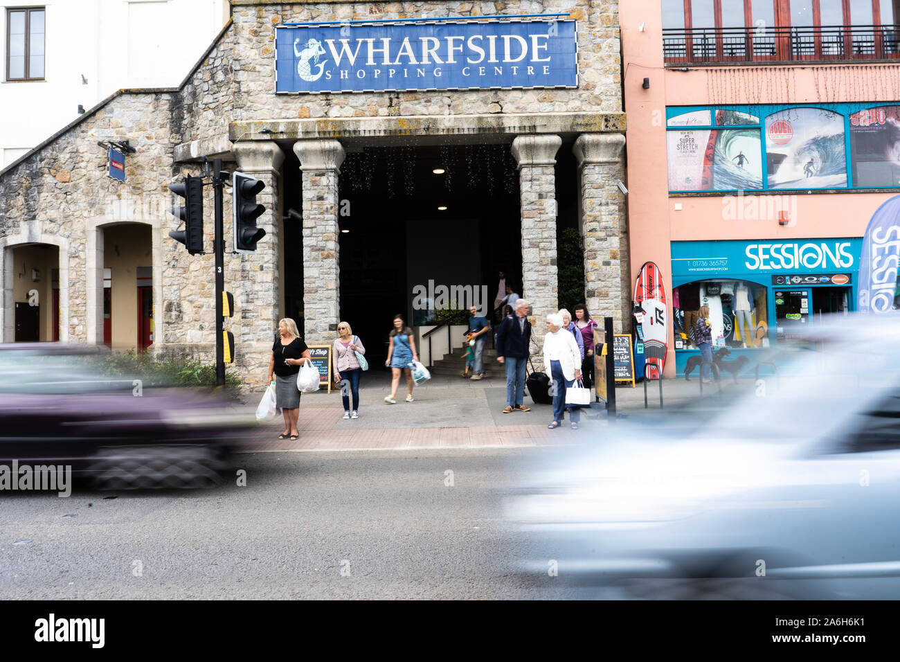 Die schöne Wharfside Shopping Centre in der highstreet von Penzance Stockfoto