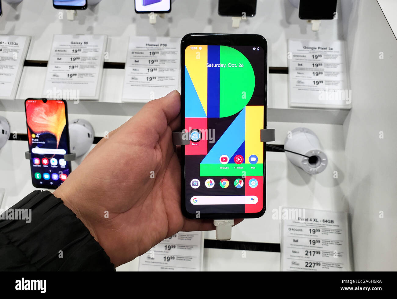 Montreal, Kanada - 26. Oktober 2019: Google Pixel 4 XL Telefon in einer Hand bei mobilen Speichern. Google Pixel Smartphone ist eine Linie von cellphones Geräte verst Stockfoto