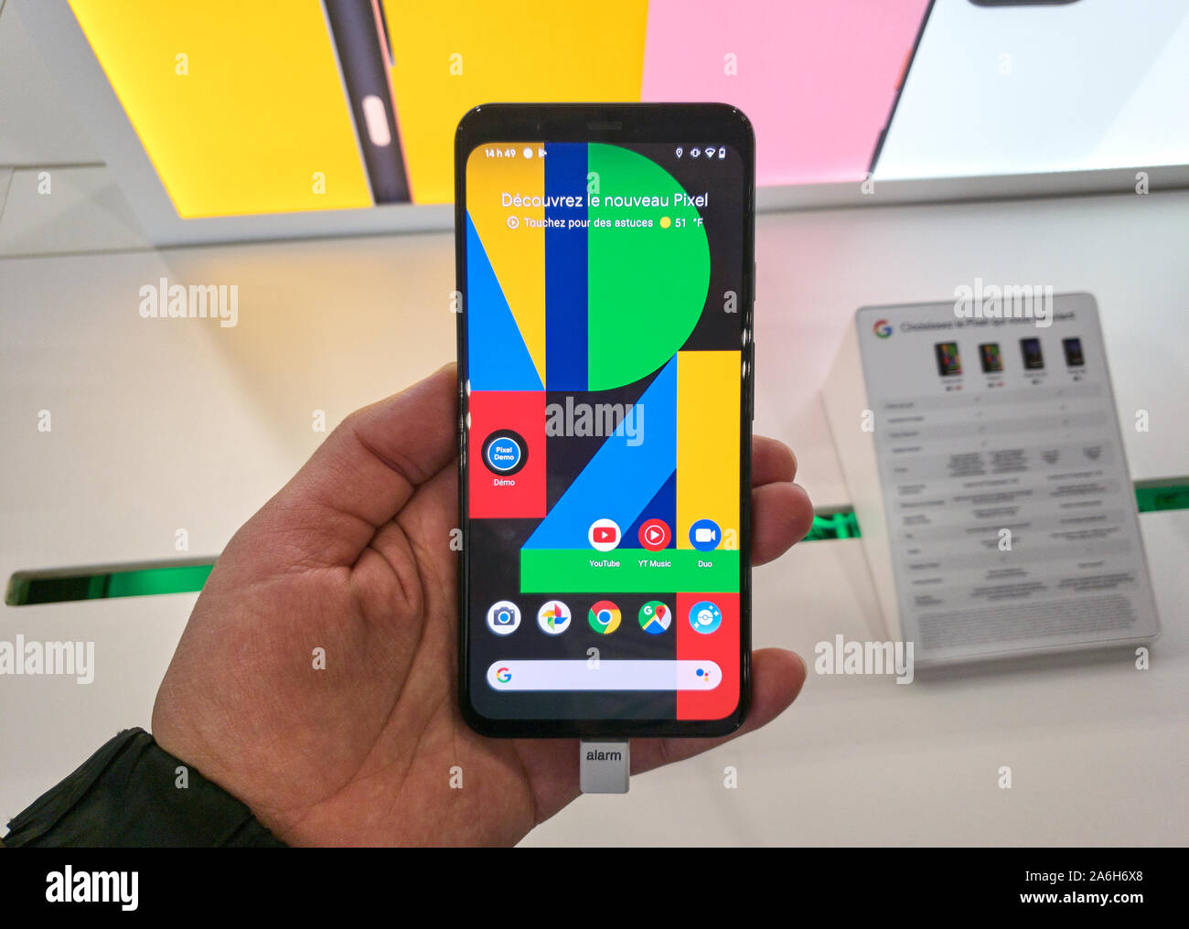 Montreal, Kanada - 26. Oktober 2019: Google Pixel 4 Telefon in einer Hand bei mobilen Speichern. Google Pixel Smartphone ist eine Linie von cellphones Geräte entwickelt Stockfoto