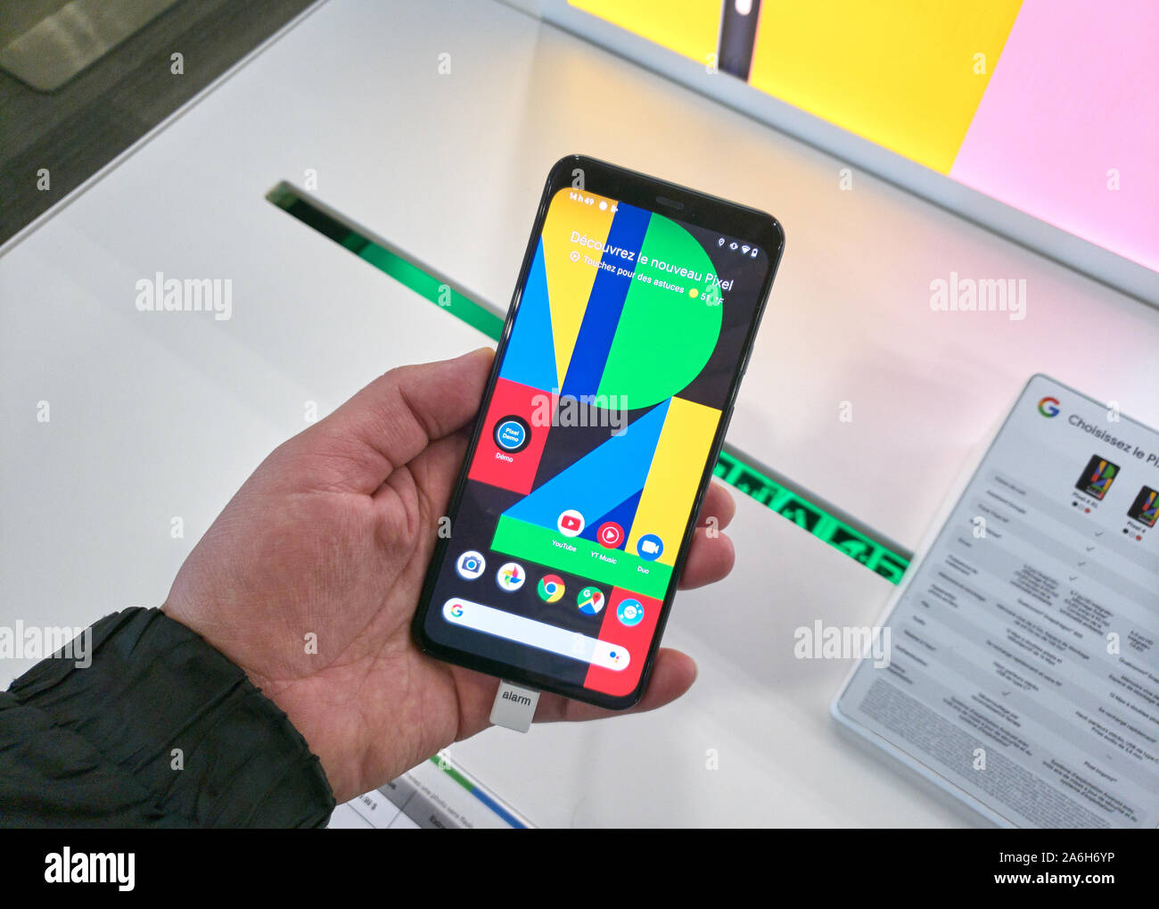 Montreal, Kanada - 26. Oktober 2019: Google Pixel 4 Telefon in einer Hand bei mobilen Speichern. Google Pixel Smartphone ist eine Linie von cellphones Geräte entwickelt Stockfoto