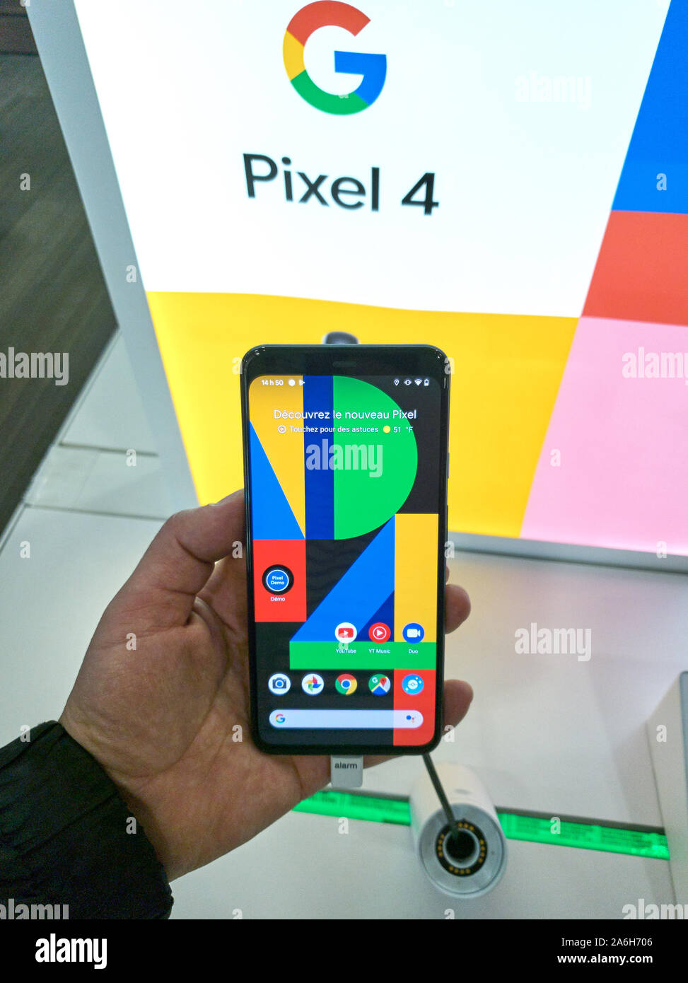 Montreal, Kanada - 26. Oktober 2019: Google Pixel 4 Telefon in einer Hand bei mobilen Speichern. Google Pixel Smartphone ist eine Linie von cellphones Geräte entwickelt Stockfoto