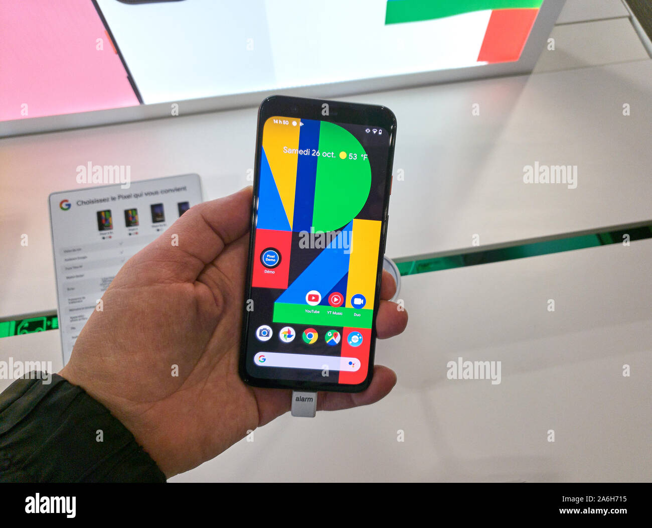 Montreal, Kanada - 26. Oktober 2019: Google Pixel 4 Telefon in einer Hand bei mobilen Speichern. Google Pixel Smartphone ist eine Linie von cellphones Geräte entwickelt Stockfoto