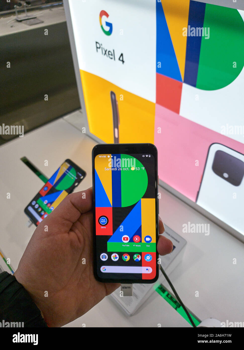 Montreal, Kanada - 26. Oktober 2019: Google Pixel 4 Telefon in einer Hand bei mobilen Speichern. Google Pixel Smartphone ist eine Linie von cellphones Geräte entwickelt Stockfoto