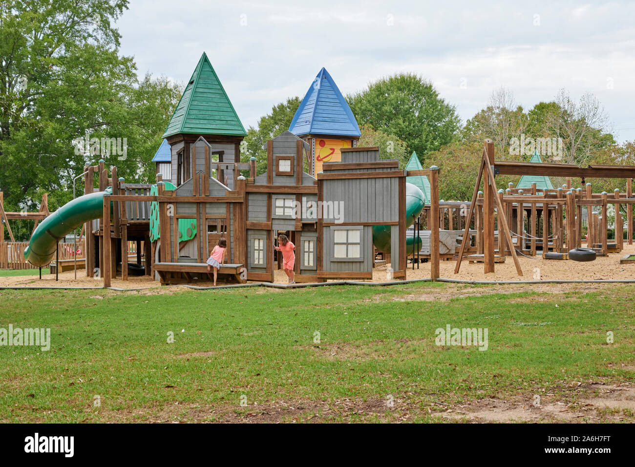 Kinder spielen auf einem großen Spielplatz in einem öffentlichen Park in Montgomery Alabama, USA. Stockfoto
