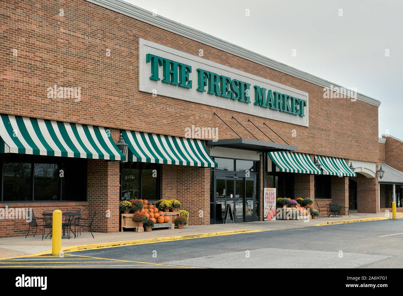 Frischmarkt Lebensmittelgeschäft vorne außen Eingang mit Zeichen und Schilder in Montgomery Alabama, USA. Stockfoto
