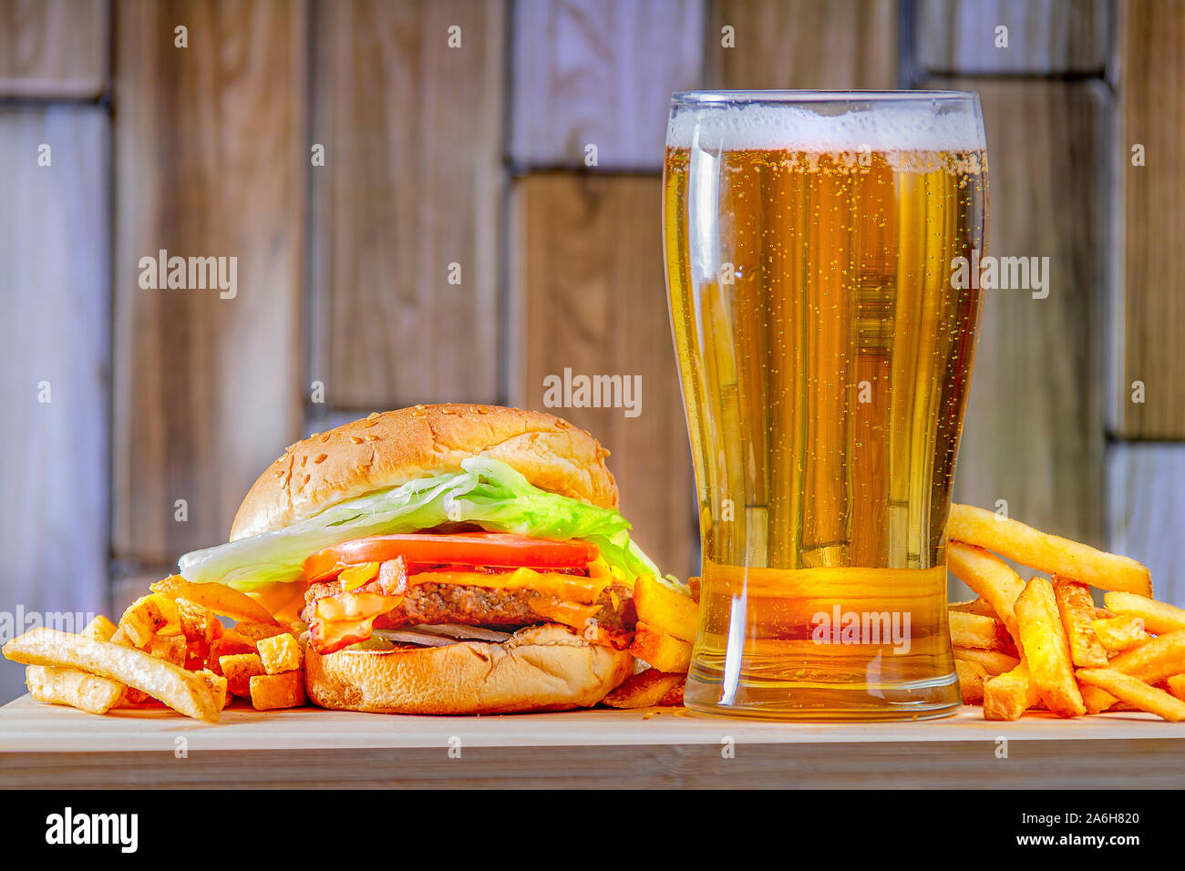 Bier und Pommes frites auf einer Holzplatte Stockfoto