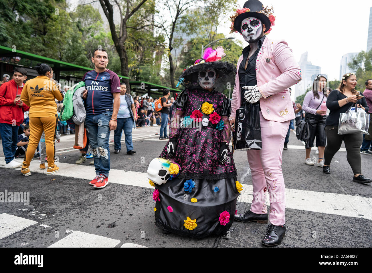 Mexiko-stadt, Mexiko, 26.10.19, ein Paar mit Gesicht Farbe nehmen an der Prozession durch die Engel der Unabhängigkeit Statue. Die catrina Prozession gefeiert wird für die Abbildung von Calavera Garbancera, ursprünglich erstellt von José Guadalupe Posada. Credit: Lexie Harrison-Cripps/Alamy Live NewsMexico Stadt, Mexiko, 26/10/19, die catrina Prozession gefeiert wird für die Abbildung von Calavera Garbancera, die ursprünglich von José Guadalupe Posada erstellt. Credit: Lexie Harrison-Cripps/Alamy leben Nachrichten Stockfoto